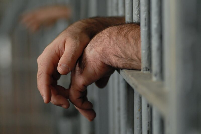 Mann hinter Gittern im Gefängnis – Bild: depositphotos /​ willeecole