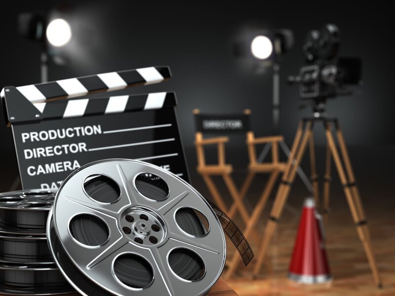 Video, movie, cinema concept. Retro camera, reels, clapperboard and director chair. 3d – Bild: Depositphotos