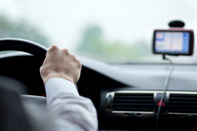 man driving a car with his hands on the steering wheel – Bild: viktorcap@gmail.com