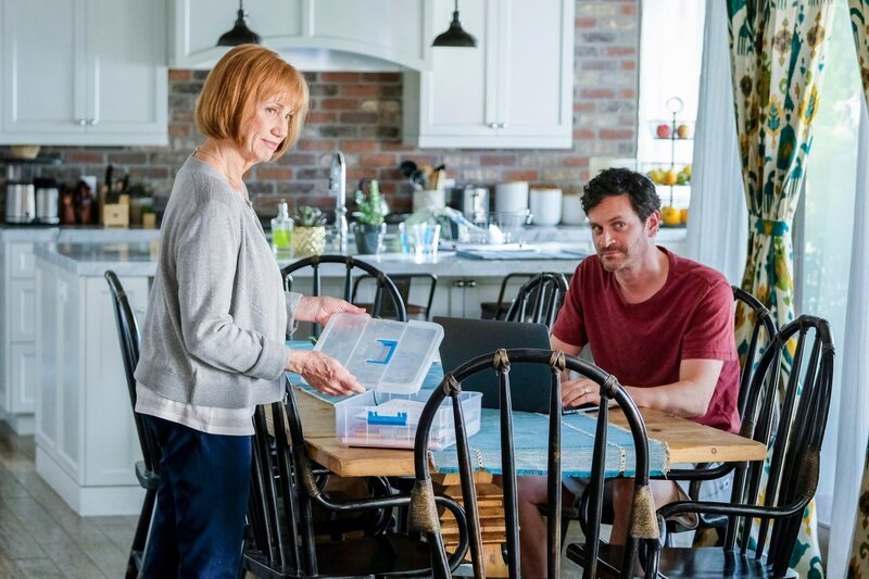 L-R: Sharon (Kathy Baker), Mike (Tom Everett Scott) – Bild: Scott Everett White