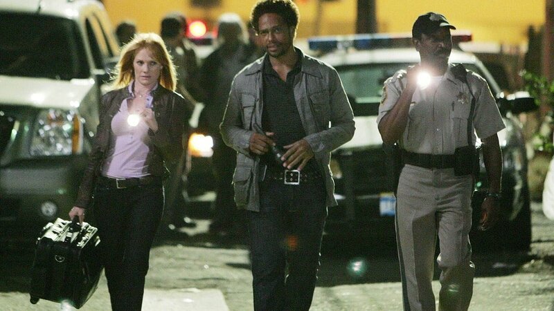 Catherine und Warrick sind auf dem Weg zu einem Doppelmord im Rancho Center Motel. – Bild: MG RTL D /​ CBS