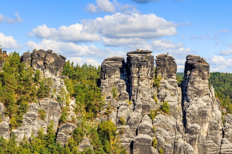 Stockfotografie Panorama mit typischen Felszinnen – Bild: Depositphotos / DatLiu Stockfotografie Panorama mit typischen Felszinnen – Bild: Depositphotos / DatLiu
