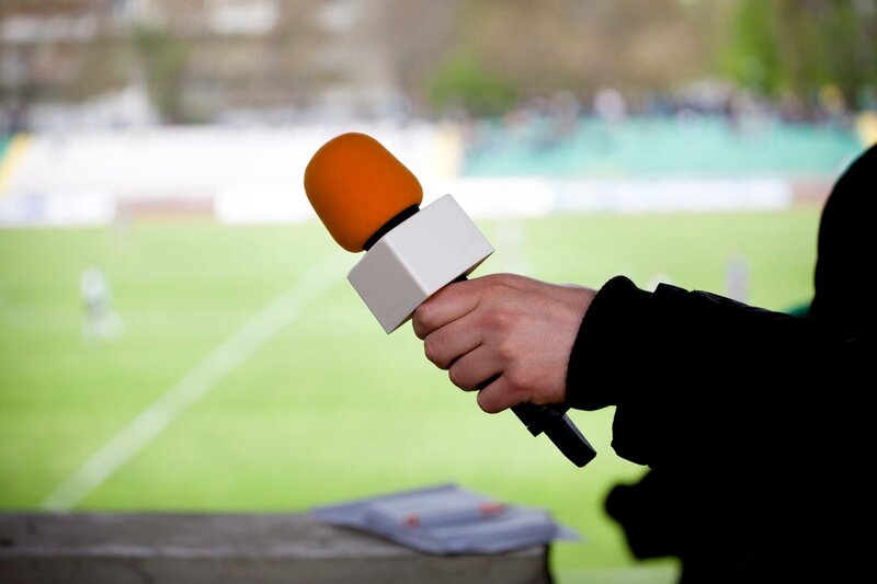 Reporter holding microphone for interview during a football game – Bild: Depositphotos