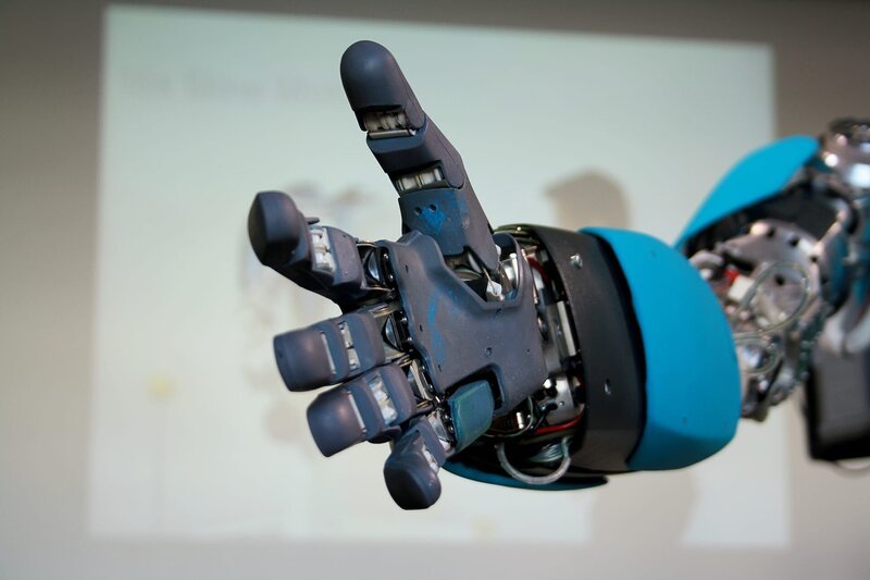 Blauer Roboter-Hand wird Gloseup grüßen – Bild: Depositphotos