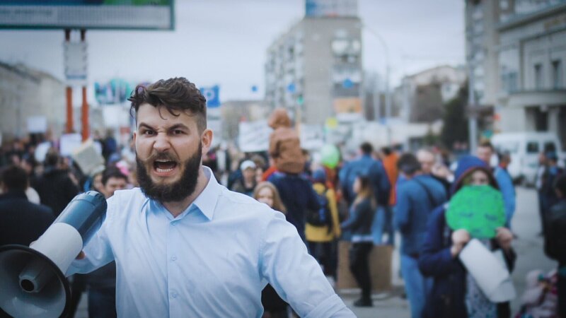 Hass ist gerade in Zeiten der Corona-Pandemie in unserer Gesellschaft allgegenwärtig geworden. Was ist die wissenschaftliche Erklärung für diese destruktive Emotion? – Bild: Curiosity TV