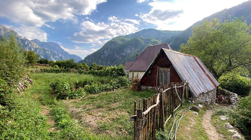 Traditionelles Haus am Ortsrand des Dorfes Theth.; NDR Fernsehen LÄNDER – MENSCHEN – ABENTEUER, „Die Albanischen Alpen – In den verwunschenen Bergen“, am Donnerstag (24.10.24) um 20:15 Uhr. Traditionelles Haus am Ortsrand des Dorfes Theth. © NDR, honorarfrei – Verwendung gemäß der AGB im engen inhaltlichen, redaktionellen Zusammenhang mit genannter NDR-Sendung und bei Nennung „Bild: NDR“ (S2). NDR Presse und Information/Fotoredaktion, Tel: 040/4156–2333 oder -2305, pressefoto@ndr.de – Bild: NDR Traditionelles Haus am Ortsrand des Dorfes Theth.; NDR Fernsehen LÄNDER – MENSCHEN – ABENTEUER, „Die Albanischen Alpen – In den verwunschenen Bergen“, am Donnerstag (24.10.24) um 20:15 Uhr. Traditionelles Haus am Ortsrand des Dorfes Theth. © NDR, honorarfrei – Verwendung gemäß der AGB im engen inhaltlichen, redaktionellen Zusammenhang mit genannter NDR-Sendung und bei Nennung „Bild: NDR“ (S2). NDR Presse und Information/Fotoredaktion, Tel: 040/4156–2333 oder -2305, pressefoto@ndr.de – Bild: NDR