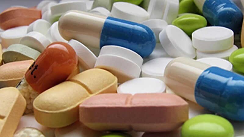 Die regelmäßige Einnahme von Medikamenten wie Ibuprofen oder Diclofenac kann das Herzinfarkt-Risiko erhöhen. – Bild: Normann Hochheimer/​CHROMORANGE