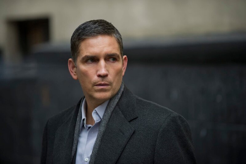 John Reese (Jim Caviezel), 2010 noch CIA-Agent, ist mit seiner Partnerin auf der Suche nach dem Computerspezialisten Casey. – Bild: Warner Brothers