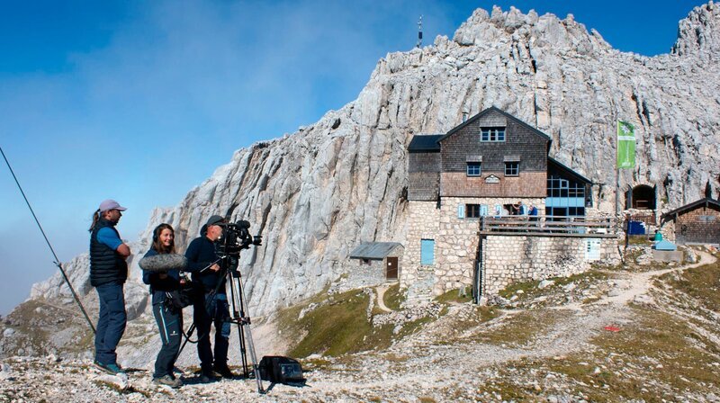 Dreh an der Meilerhütte mit Kamerammann Matthias Hlous und Tonfrau Carola Heine. Weiteres Bildmaterial finden Sie unter www.br-foto.de. – Bild: Jürgen Eichinger Dreh an der Meilerhütte mit Kamerammann Matthias Hlous und Tonfrau Carola Heine. Weiteres Bildmaterial finden Sie unter www.br-foto.de. – Bild: Jürgen Eichinger