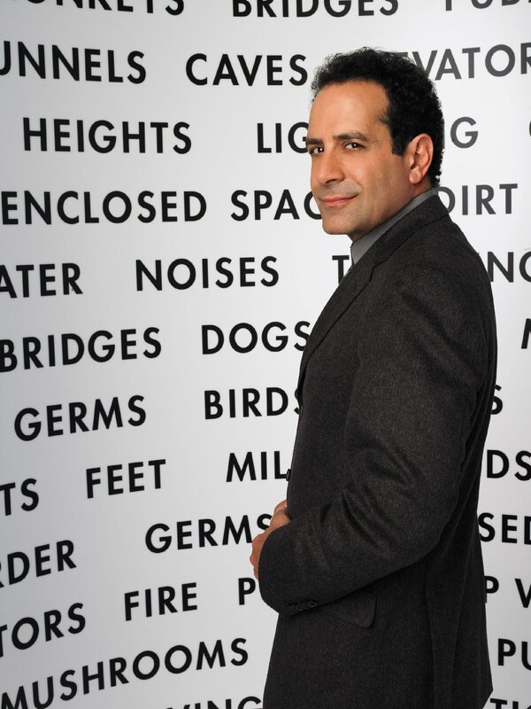 (3. Staffel) – Sein Wunsch ist der nach einer symmetrisch geordneten, keimfreien Umgebung: Adrian Monk (Tony Shalhoub) … – Bild: RTLplus /​ Universal