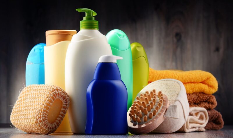 Plastic bottles of body care and beauty products. – Bild: Depositphotos /​ monticello /​ tofino