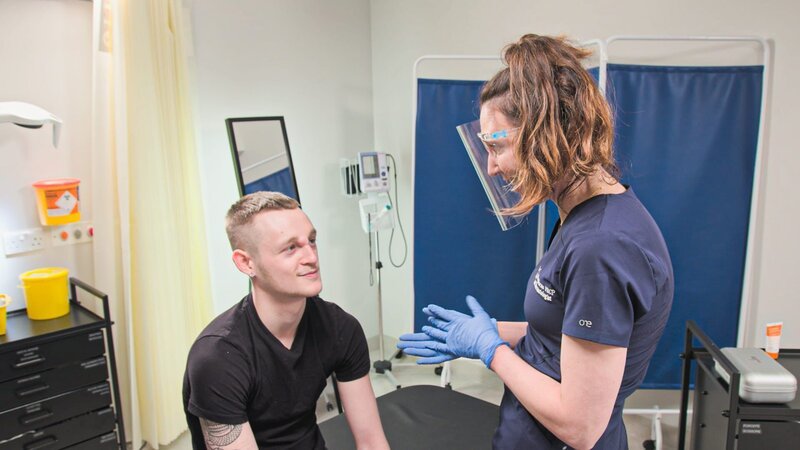 Dr Emma and Connor during consultation. – Bild: Discovery Communications