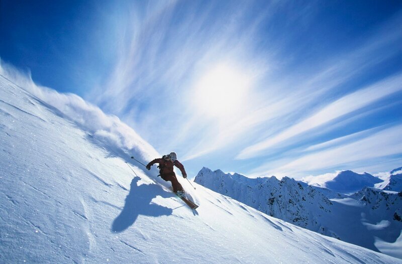 Person skiing on mountain slope – Bild: Depositphotos /​ Mike Watson Images Limited