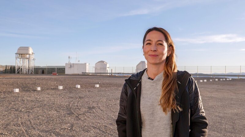 Iris Wunderlich von der Außenhandelskammer Chile hat erstmals Einblick in den Gigantismus des Bergbaus von Chile bekommen. Die Eindrücke haben ihr Verständnis verändert. – Bild: SWR/​Daniel Harrich/​diwafilm