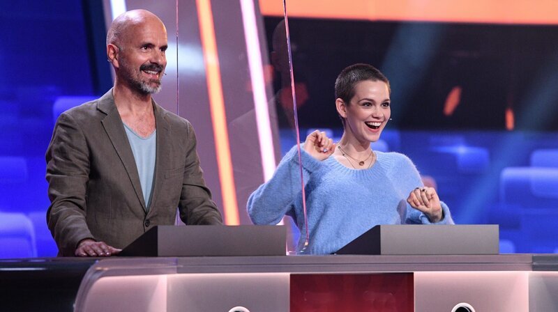 Die Kandidaten des Teams ‚Schauspiel‘: Christoph Maria Herbst (l.), Schauspieler und Emilia Schüle (r.) Schauspielerin. – Bild: ARD/​Uwe Ernst
