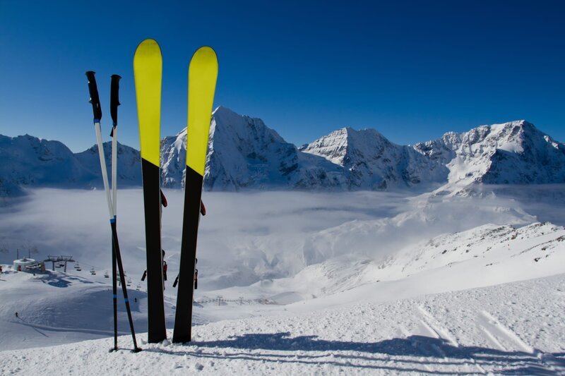 Ski, Wintersaison, Berge und Skiausrüstung auf der Piste. – Bild: Depositphotos /​ Gorilla /​ Wojciech Gajda