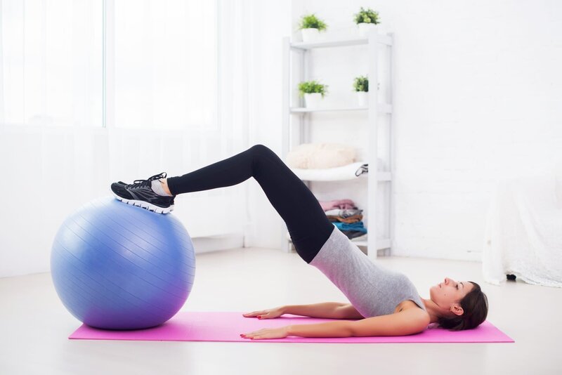 Sportliche Frau, die Pilates macht – Bild: Depositphotos