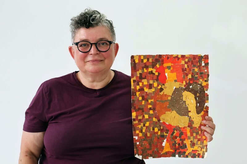 Professorin für Kunstdidaktik Carmen Mörsch mit einem mit einem Bild aus dem Kunstunterricht aus ihrer eigenen Schulzeit. – Bild: Boris Mahlau /​ ZDF