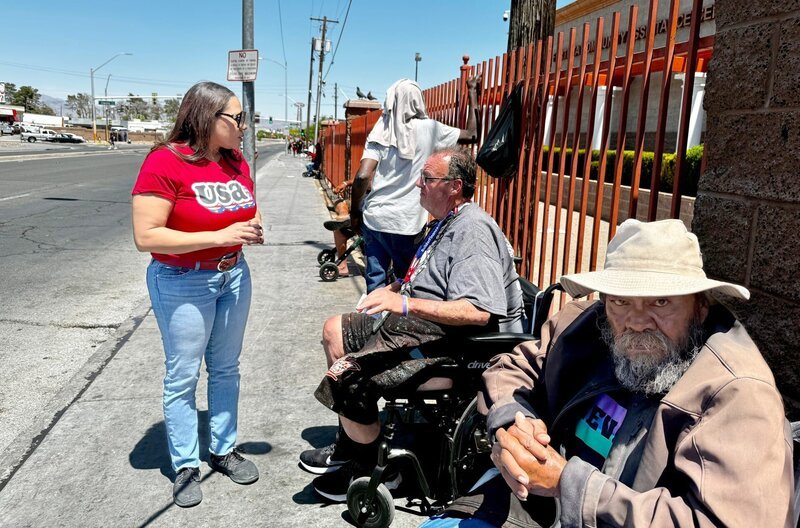 Die Anwältin Ronda Kennedy (li.) aus Las Vegas will für die Republikaner als Senatorin von Nevada gewählt werden. Im Wahlkampf besucht sie Obdachlose auf einer Straße abseits des berühmten Strips. – Bild: Jan Tenhaven