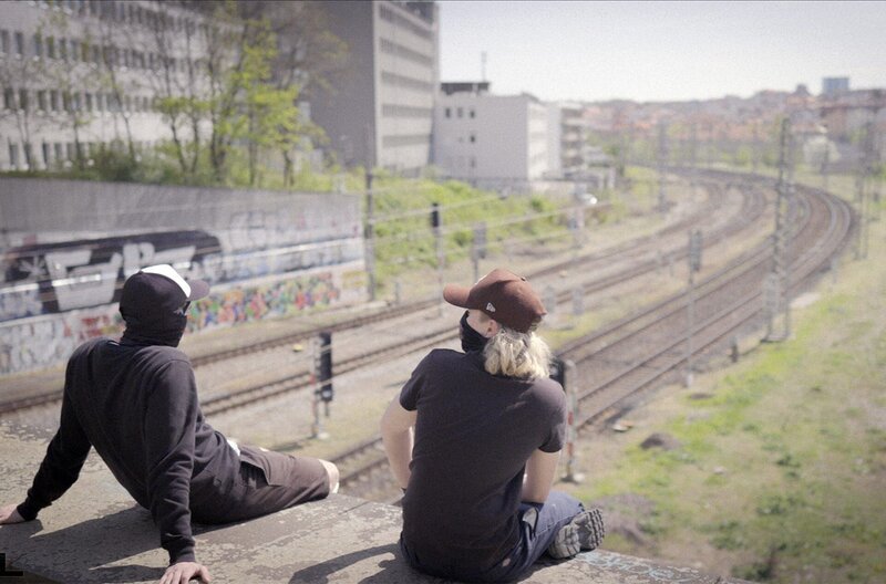 Zwei ehemalige Train-Surfer erzählen von ihrem Hobby – und vor allem, warum sie damit aufgehört haben. – Bild: Seehund Media