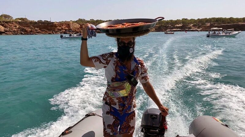Joel „WIFI“ ist der schnellste Kellner auf Formentera. In der Cala Saona liefert er Mittagessen direkt aufs Bootsdeck. – Bild: HR/Natascha Rhein Joel „WIFI“ ist der schnellste Kellner auf Formentera. In der Cala Saona liefert er Mittagessen direkt aufs Bootsdeck. – Bild: HR/Natascha Rhein