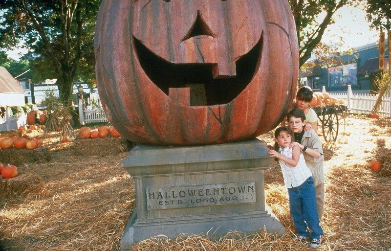 Sophie (Emily Roeske, li.), Dylan (Joey Zimmermann) und Marnie (Kimberly J. Brown) besuchen ihre Großmutter in Halloween Town. – Bild: SUPER RTL Sophie (Emily Roeske, li.), Dylan (Joey Zimmermann) und Marnie (Kimberly J. Brown) besuchen ihre Großmutter in Halloween Town. – Bild: SUPER RTL
