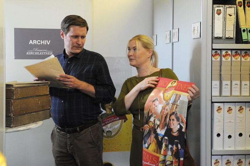 Ludwig (Martin Wenzl) und Vera (Sybille Waury) arbeiten gemeinsam im Brauerei-Archiv an der Recherche des Liebesbrief-Pares. – Bild: Marco Orlando Pichler