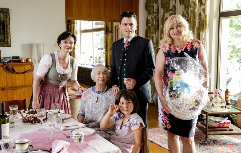 L-R: Traude (Regina Fritsch), Marianne (Christine Ostermayer), Bezirksvorsteher (Manuel Rubey), Paula (Miriam Schwarz), Sonja (Grazyna Dylag). – Bild: ORF L-R: Traude (Regina Fritsch), Marianne (Christine Ostermayer), Bezirksvorsteher (Manuel Rubey), Paula (Miriam Schwarz), Sonja (Grazyna Dylag). – Bild: ORF