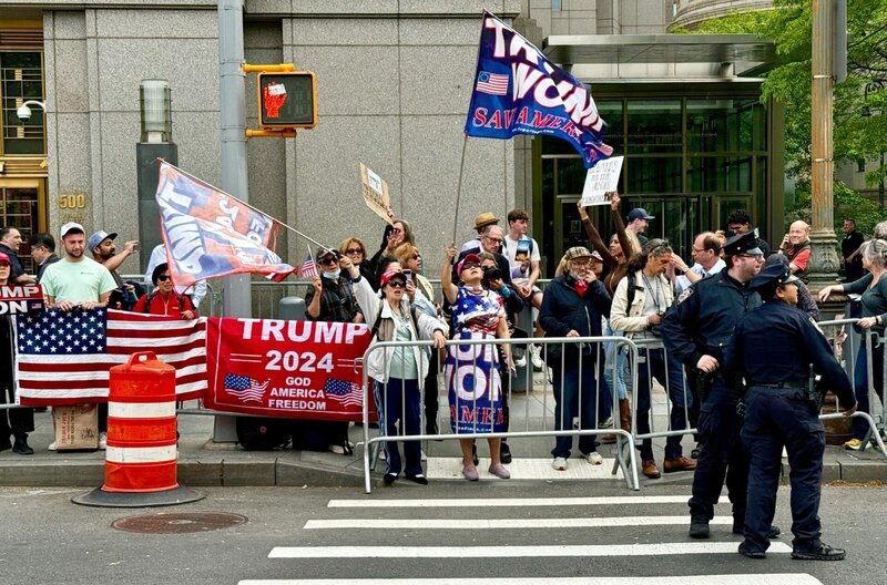 Während Donald Trump im Gerichtsgebäude der Prozess gemacht wird, zeigt eine kleine Gruppe seiner Anhänger an der Absperrung ihre Unterstützung für den US-amerikanischen Ex-Präsidenten. – Bild: Jan Tenhaven