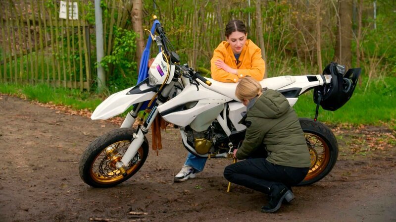 Jördis hat eine Panne und repariert das Motorrad selbst. Leyla ist beeindruckt. – Bild: NDR