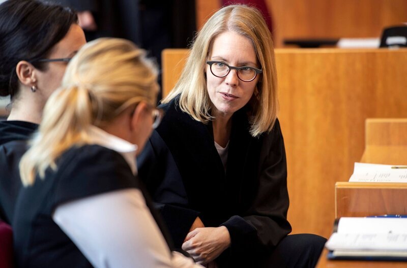 Als die Kölner Staatsanwältin Anne Brorhilker (r) den ersten Fall auf den Schreibtisch bekommt, ahnt sie nicht, dass es sich um den größten Steuerraub der deutschen Geschichte handelt: CumEx. Die Doku zeigt erstmals die Gesichter hinter der Aufarbeitung des größten Steuerskandals der Bundesgeschichte. (Archivfoto 2019: Oberstaatsanwältin Anne Brorhilker (r) sitzt vor dem Bonner Landgericht auf dem Platz des Anklägers) – Bild: WDR/picture alliance/dpa/Marius Becker Als die Kölner Staatsanwältin Anne Brorhilker (r) den ersten Fall auf den Schreibtisch bekommt, ahnt sie nicht, dass es sich um den größten Steuerraub der deutschen Geschichte handelt: CumEx. Die Doku zeigt erstmals die Gesichter hinter der Aufarbeitung des größten Steuerskandals der Bundesgeschichte. (Archivfoto 2019: Oberstaatsanwältin Anne Brorhilker (r) sitzt vor dem Bonner Landgericht auf dem Platz des Anklägers) – Bild: WDR/picture alliance/dpa/Marius Becker