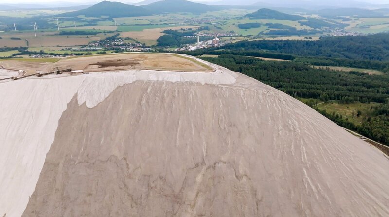 Die Salzhalden von Kali und Salz (K+S) belasten die Werra. – Bild: SWR/​Ingo Mende