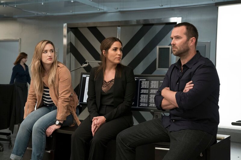 L-R: Patterson (Ashley Johnson), Tasha Zapata (Audrey Esparza), Kurt Weller (Sullivan Stapleton) – Bild: NBC /​ Peter Kramer/​NBC /​ Episodic