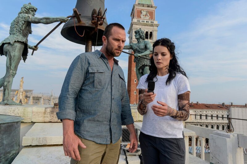 Kurt Weller (Sullivan Stapleton) und Jane Doe (Jaimie Alexander). – Bild: NBC /​ Simone Falso/​NBC/​Warner Bros