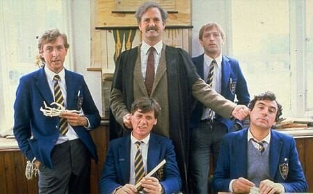 Die Monty Python-Truppe im Internat (v.l.n.r.: Eric Idle, Michal Palin (sitzend), John Cleese (stehend), Graham Chapman, Terry Jones) – Bild: Warner TV Comedy