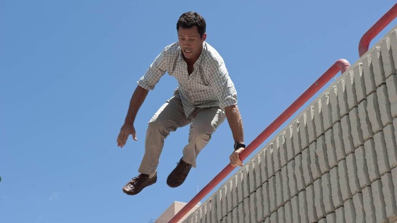 Nach einer Explosion ist Michael (Jeffrey Donovan) auf der Flucht: Denn sowohl das FBI als auch die Polizei halten ihn für den Verantwortlichen! – Bild: RTL /​ USA Network