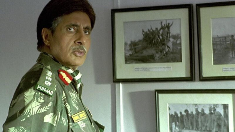 Col. Sunil Damle (Amitabh Bachchan) +++ Die Verwendung des sendungsbezogenen Materials ist nur mit dem Hinweis und Verlinkung auf RTL+ gestattet. +++; Col. Sunil Damle (Amitabh Bachchan) +++ Die Verwendung des sendungsbezogenen Materials ist nur mit dem Hinweis und Verlinkung auf RTL+ gestattet. +++ – Bild: RTL /​ Bolly-Love