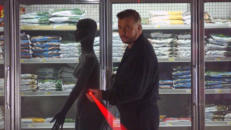 In einem Supermarkt ist es zu einem tödlichen Schusswechsel gekommen. Gil Grissom (William Petersen) beginnt mit den kriminaltechnischen Untersuchungen, um den Tathergang zu rekonstruieren. – Bild: RTL Crime /​ CBS