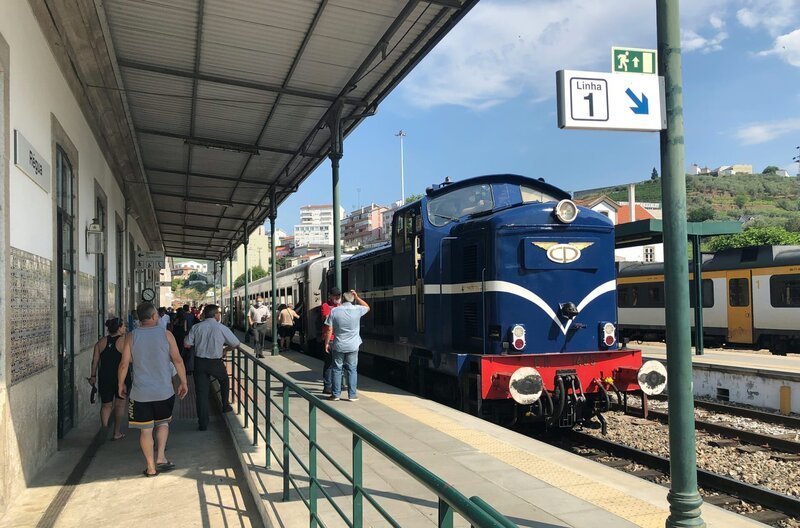 Einfahrt Mira Douro in Peso da Régua. Die Kleinstadt am Douro ist das Zentrum der Weinproduktion. – Bild: SWR/​Alexander Schweitzer