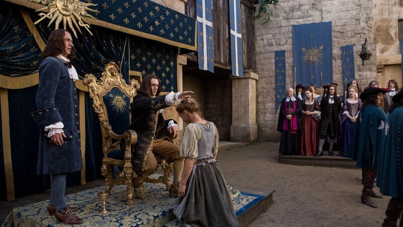 Ludwig XIV. (George Blagden, Mitte) – Bild: Tibo et Anouchka/​Capa Drama/​Banijay Studios France/​Entre Chien et Loup /​Canal+ /​ Thibault Grabherr Lizenzbild frei