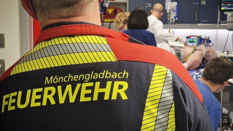 Der Schockraum des Elisabeth-Krankenhauses in Mönchengladbach wurde für akute Notfälle ausgestattet. – Bild: Warner Bros. Discovery