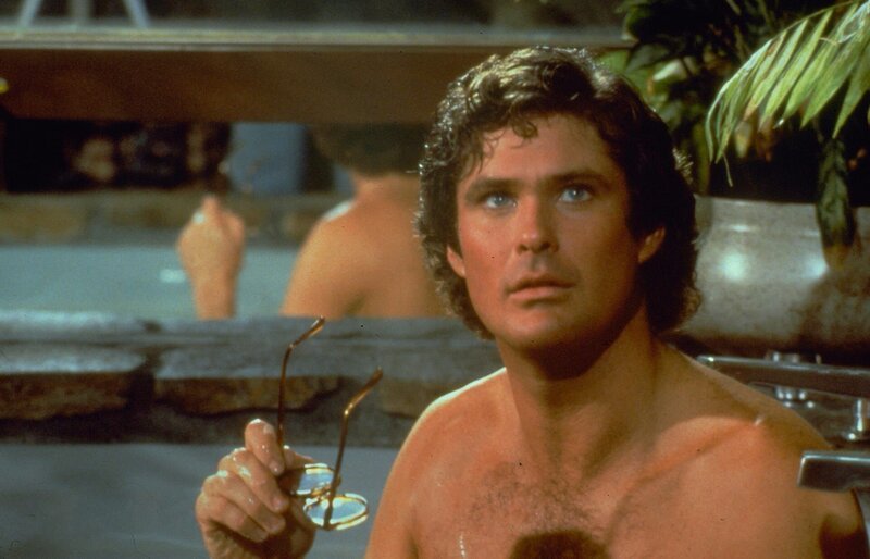 (2. Staffel) – Der Polizist Michael Long wird bei einem Unfall schwer verletzt. Nach einer plastischen Operation kämpft er als Michael Knight (David Hasselhoff) mit Hilfe des Autos K.I.T.T. für Recht und Ordnung. – Bild: NBCUniversal