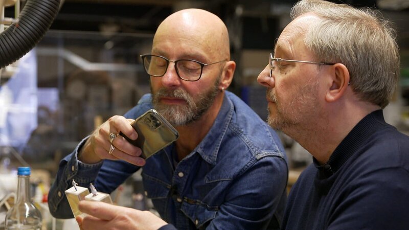 Zusammen mit seinem Schauspieler-Kollegen Jon Flemming Olsen (l.) will Comedian Olli Dittrich die Kultfigur „Dittsche“ in der Modellbauanlage verewigen. – Bild: Curiosity TV