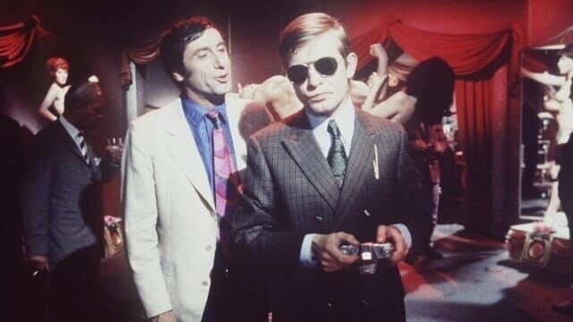 Mr. Sugar (Herbert Fux, l.) fragt Edgar Bird (Ralf Schermuly, r.), ob er wüsste, wer den Wohnungsschlüssel von Cora Watson zuletzt gehabt habe … – Bild: port.hu Mr. Sugar (Herbert Fux, l.) fragt Edgar Bird (Ralf Schermuly, r.), ob er wüsste, wer den Wohnungsschlüssel von Cora Watson zuletzt gehabt habe … – Bild: port.hu