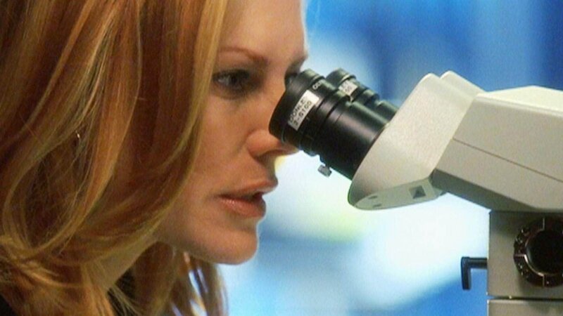 An Hand der gefundenen Zigarettenstummel hat Catherine (Marg Helgenberger) eine heiße DNA-Spur entdeckt. – Bild: TVNOW /​ CBS