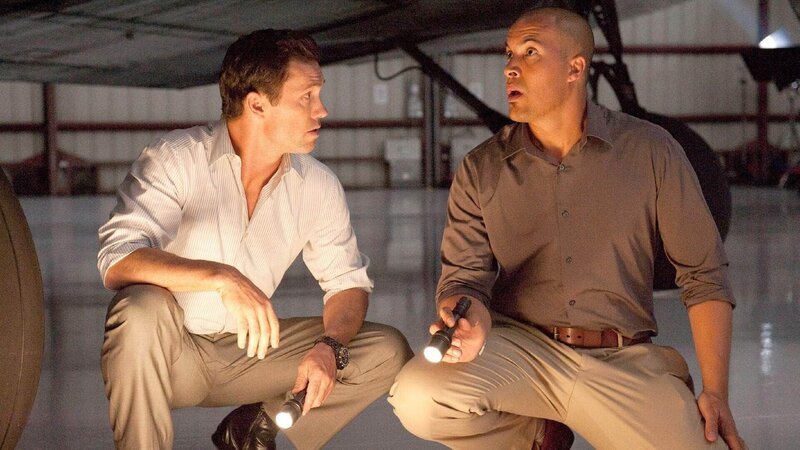 Jesse Porter (Coby Bell, r.) verfolgt eine Spur, die zum Waffenhandel im großen Stil in den Hafen von Miami führt. Auch Michael Westen (Jeffrey Donovan) kümmert sich um den Fall. – Bild: RTL /​ USA Network