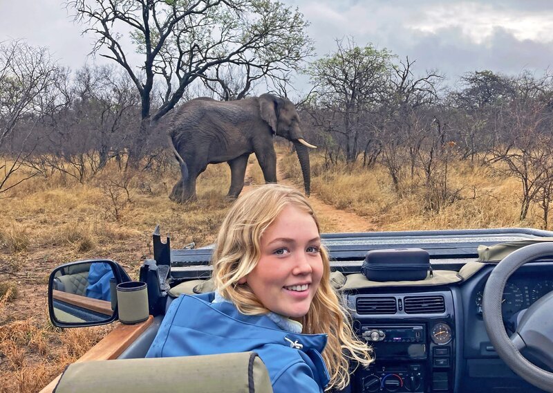Nina ist auf der ganzen Welt unterwegs, immer auf der Suche nach wilden Tieren in ihrer natürlichen Umgebung. – Bild: BR/​Text und Bild Medienproduktion GmbH & Co. KG