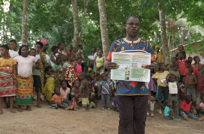 In Afrika, rund um den Tai-Regenwald, informieren „One Health“-Initiativen die lokale Bevölkerung über die Gefahren von Zoonosen. – Bild: Langbein & Partner In Afrika, rund um den Tai-Regenwald, informieren „One Health“-Initiativen die lokale Bevölkerung über die Gefahren von Zoonosen. – Bild: Langbein & Partner