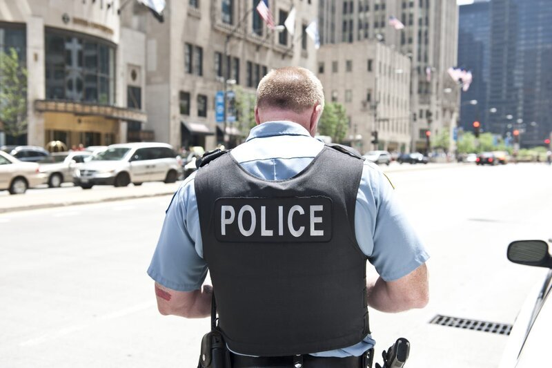 A Chicago city policeman standing on the road – Bild: FeyginFoto/​Shutterstock