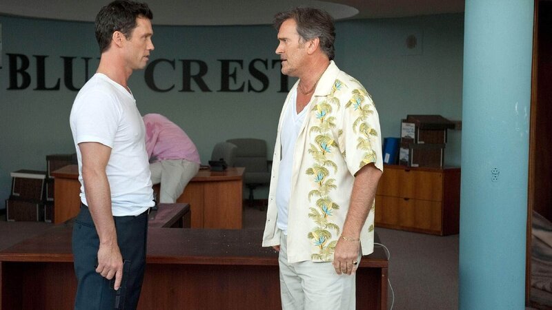 Michael Westen (Jeffrey Donovan, l.) stellt den dubiosen Finanzjongleur Nick Madison (Clayton Rohner) zur Rede. – Bild: RTL /​ USA Network